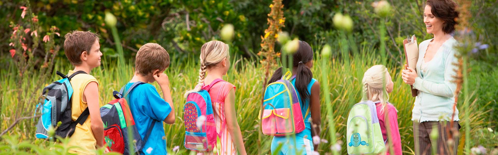 Klassenfahrt Bild mit Kindern und Lehrer in der Natur