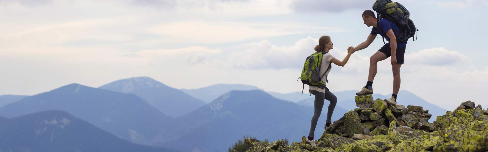 Bild von zwei jungen Erwachsenen auf einem Berg